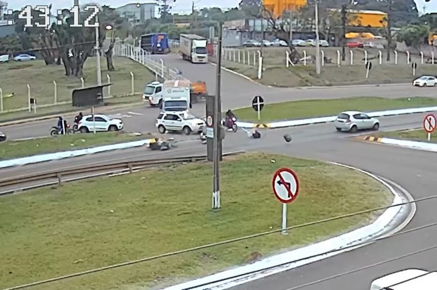 Vídeo mostra forte colisão entre motos no Trevo da Portal, em Cascavel
