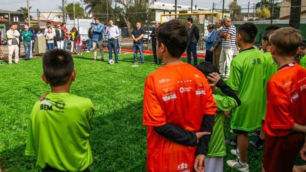 Moradores do Orleans ganham revitalização e nova cancha sintética no Jardinete Zezé Ribas