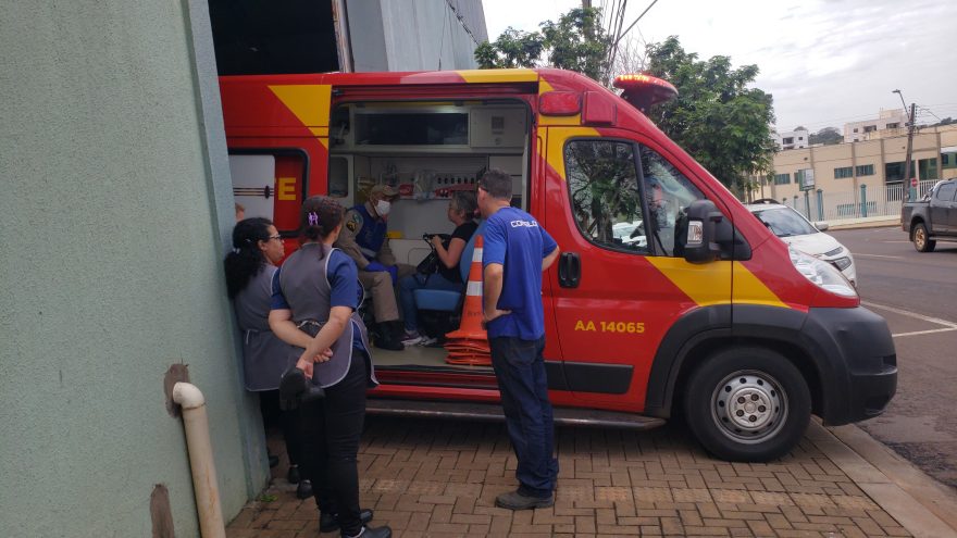 Mulher confunde pedais e bate carro contra parede na Rua Cuiabá