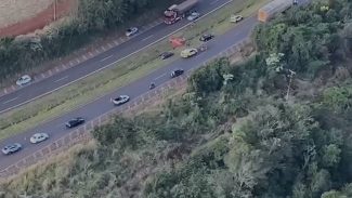 Imagens aéreas mostram megaoperação que apreendeu veículo carregado com maconha na BR-163