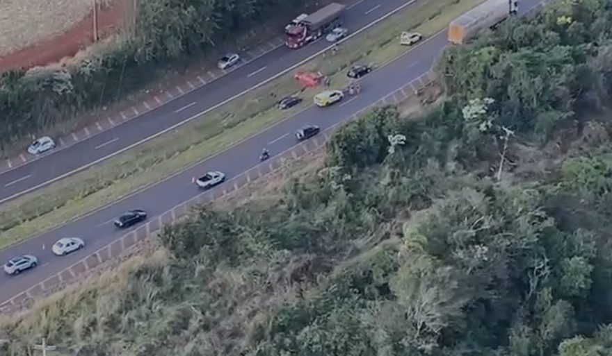 Imagens aéreas mostram megaoperação que apreendeu veículo carregado com maconha na BR-163