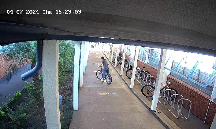 Câmera de monitoramento registra furto de bicicleta na Unioeste
