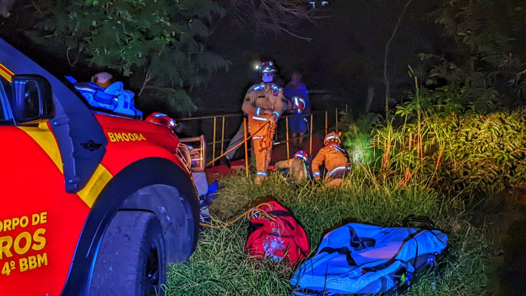 Bombeiros fazem resgate dramático de mulher que caiu de ponte na Vila Tolentino