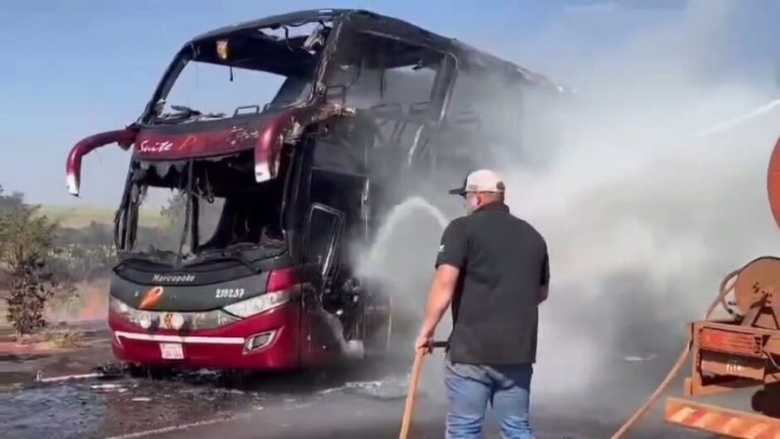Ônibus de turismo fica completamente destruído após ser tomado por incêndio
