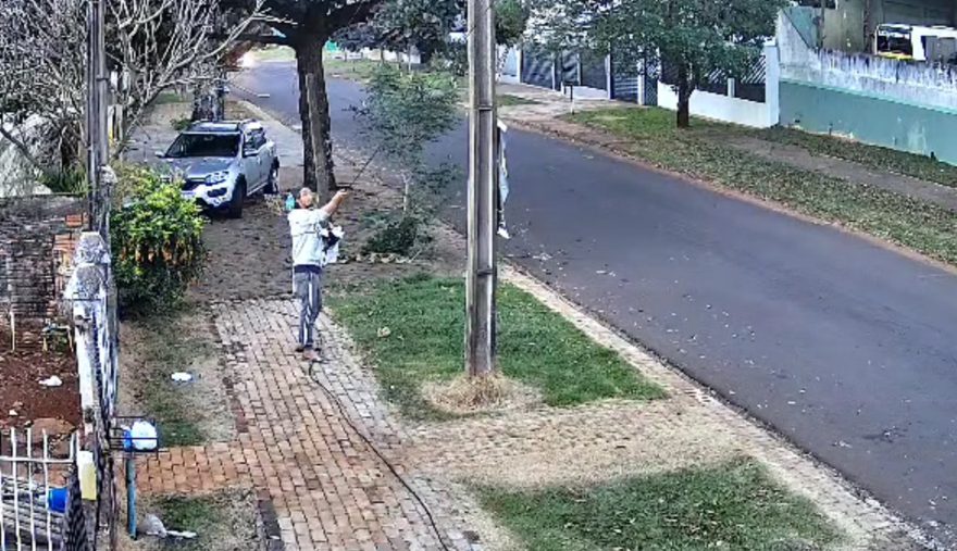 Câmera mostra furto de fios de cobre em plena luz do dia no Alto Alegre