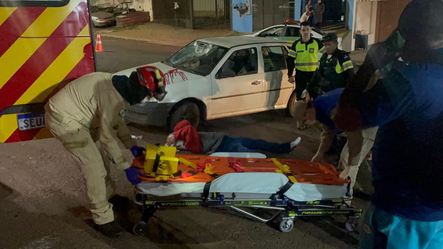 Sangue no capô! Imigrante fica ferido após colisão com carro no Periolo