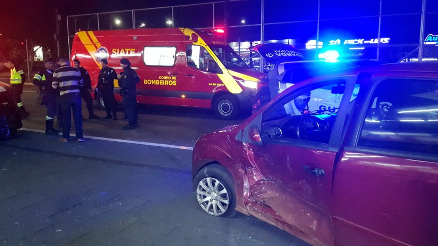 Jovem alcoolizada perde controle e colide contra revendedora de carros na Av Brasil