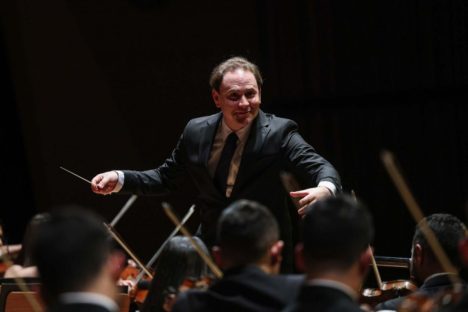Com Christian Vásquez à frente, Orquestra toca Shostakovich e Vaughan Williams no Guaíra