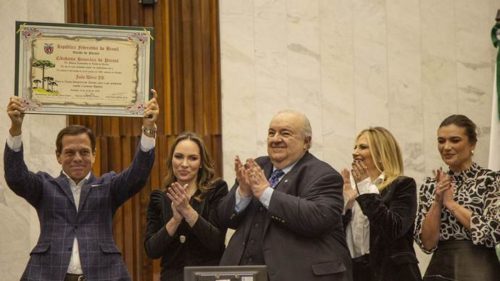 Imagem referente a Prefeito de Curitiba prestigia entrega título de cidadão honorário do Paraná a João Doria