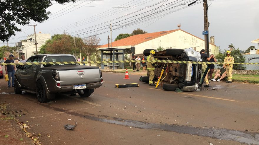 Hilux tomba após colisão com L200 no Bairro Parque São Paulo em Cascavel