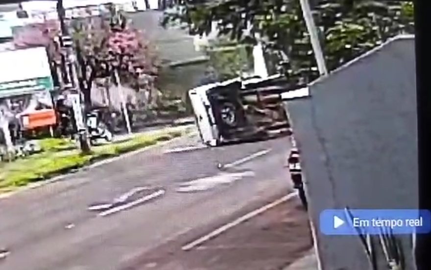 Vídeo mostra Hilux tombando após colisão com L200 no Parque São Paulo