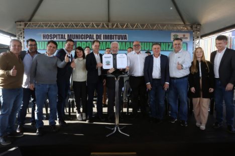 Estado libera R$ 12 milhões para 1º hospital de Imbituva e entrega matrículas de 171 casas