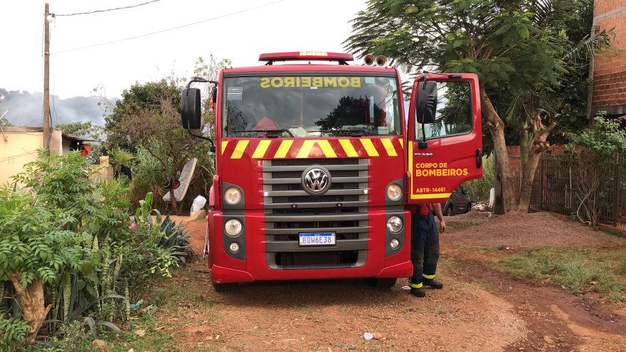 Corpo de Bombeiros combate incêndio no Brasmadeira
