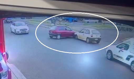 Câmera de monitoramento registra acidente entre Corsa e Gol na Rua Souza Naves