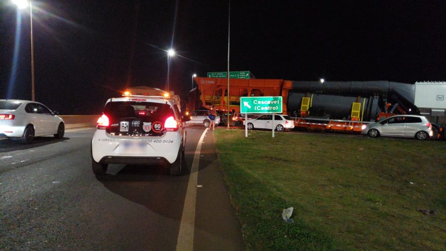 Carreta sai da pista e rodado fica enroscado causando transtornos a motoristas no Trevo Cataratas