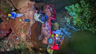 Tragédia! Dois homens morrem após carro capotar e cair em rio na PR-180