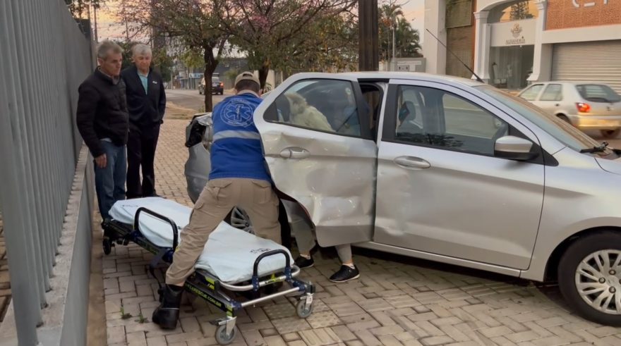 Mulher fica ferida em acidente entre ônibus e Ford Ka no bairro Neva