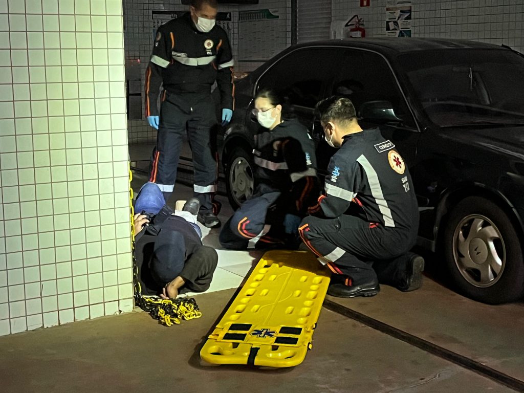 Homem sofre fratura na perna após cair em valeta de troca de óleo