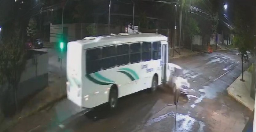 Câmera flagra acidente entre ônibus e Ford Ka no bairro Neva