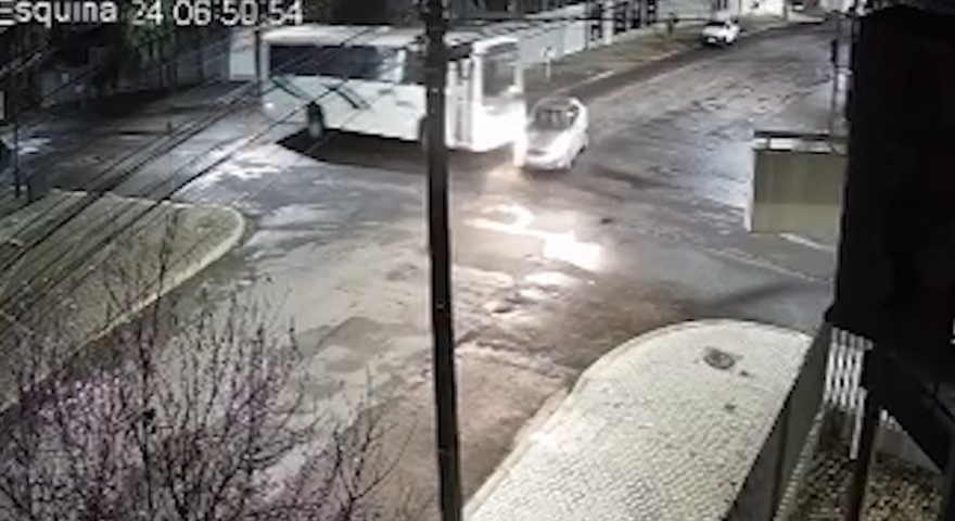 Por outro ângulo: Câmera flagra acidente entre ônibus e Ford Ka no bairro Neva