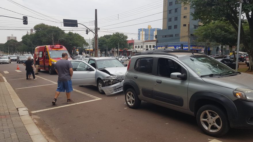Gestante é socorrida pelo Siate após colisão traseira na Avenida Brasil