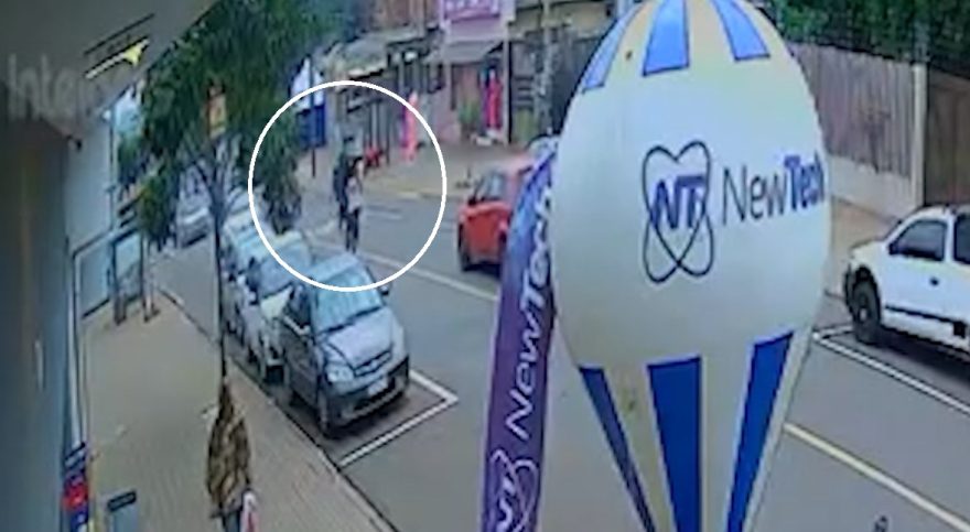 Câmera flagra idosa sendo atropelada na Avenida Papagaios
