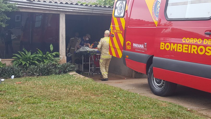 Portão cai e deixa mulher ferida no Floresta