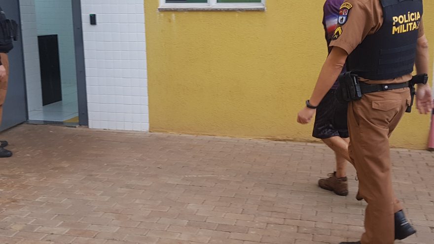 Homem é flagrado furtando salames em mercado no Parque São Paulo