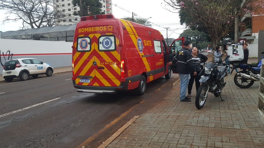 Motociclista sofre ferimentos na perna em acidente na Rua Paraná