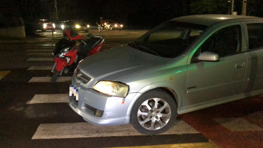 Mulher fica ferida em acidente entre moto e Astra na Rua Bom Jesus