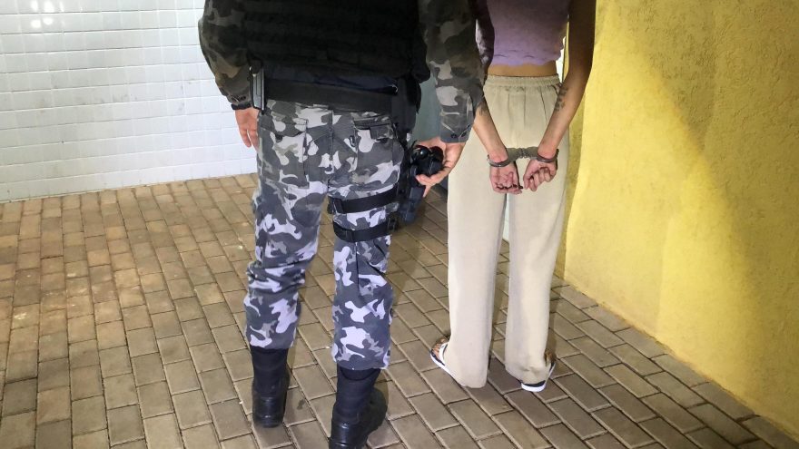 Pistoleira! Mulher é presa com arma de fogo