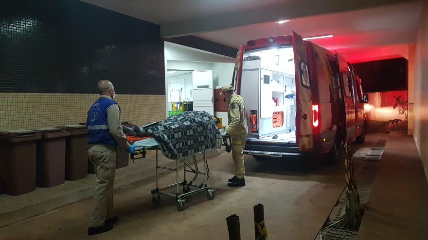 Mulher apresenta suspeita de fratura no fêmur após acidente doméstico