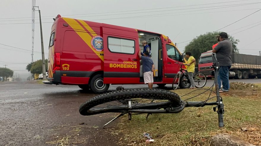 Menino de 15 anos fica ferido após ser atingido por carro no Cascavel Velho
