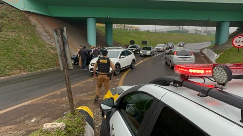 Imagem referente a Honda Fit e Astra batem no viaduto do Trevo Guarujá