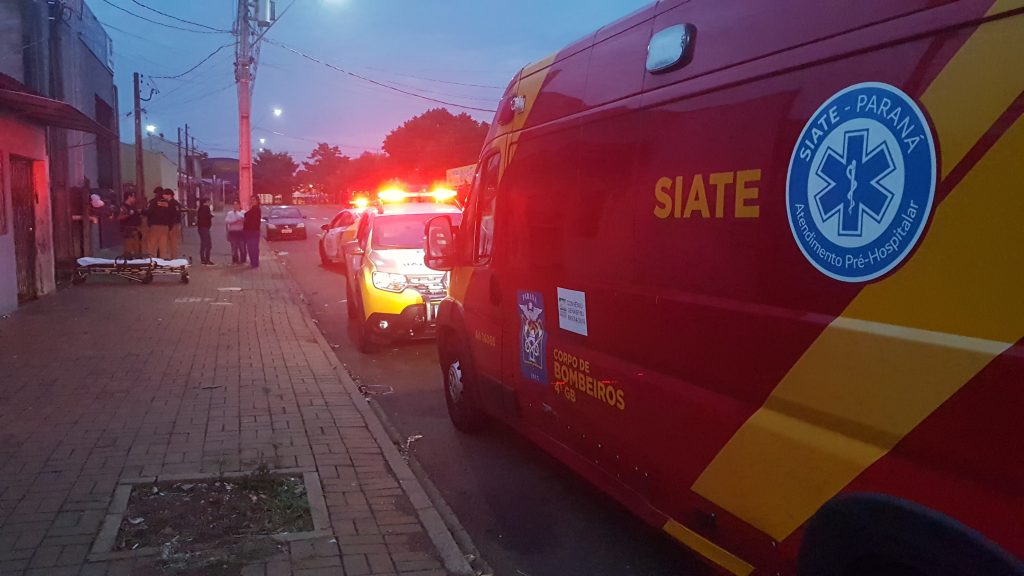 Mulher fica ferida após sofrer queda de moto na Avenida Brasil