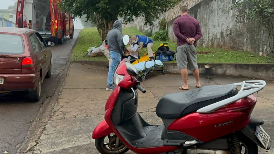Motociclista fica ferida ao sofrer queda na Rua Bom Jesus