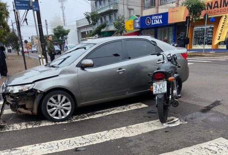 Imagem referente a Kia Cerato e Honda CG se envolvem em colisão no Centro de Cascavel