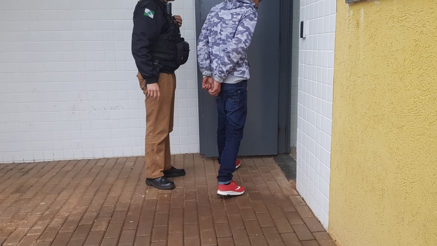 Após denúncia, homem é localizado pela PM com carregador e munição de pistola 9mm