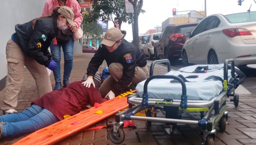Mulher fica ferida ao escorregar em via pública no Centro