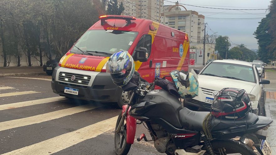 Piloto e garupa ficam feridos em acidente de trânsito na Rua Minas Gerais