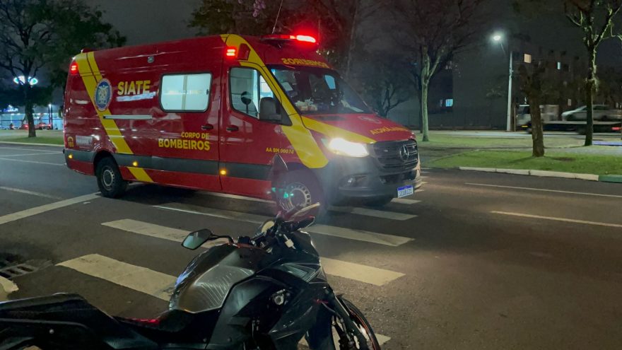 Idosa fica ferida ao ser atropelada por moto na Avenida Brasil