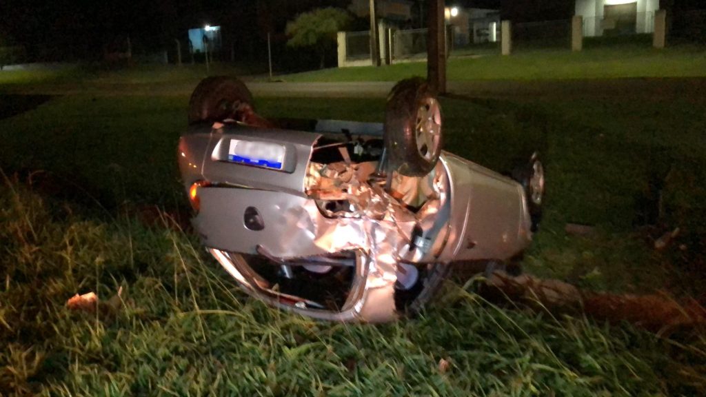 Ford Ka capota em acidente na rodovia BR-277, em Santa Tereza do Oeste