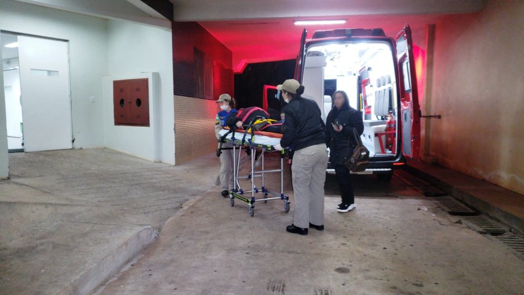 Mulher sofre suspeita de fratura após queda na Prefeitura de Cascavel