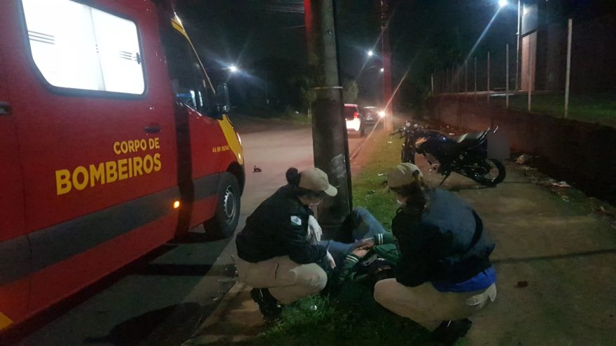 Adolescente fica ferido ao bater moto contra poste no Pioneiros Catarinenses