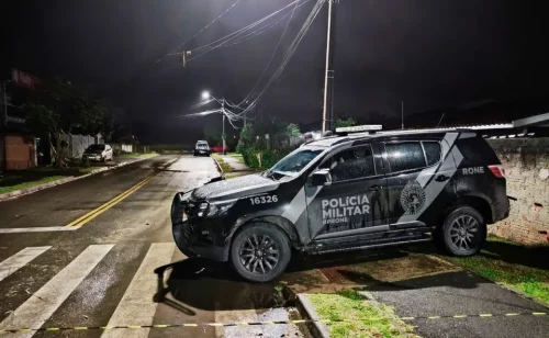 Imagem referente a Após assalto, PM encontra carro suspeito e mata ladrão em confronto; mulher se entrega