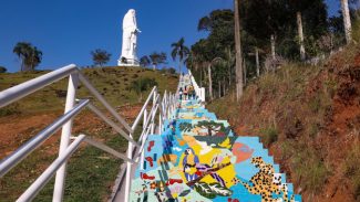 Escadaria que conta história de União da Vitória em mosaicos vira atração turística