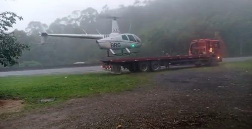 Imagem referente a Inusitado: Helicóptero é guinchado após pouso de emergência na BR-277