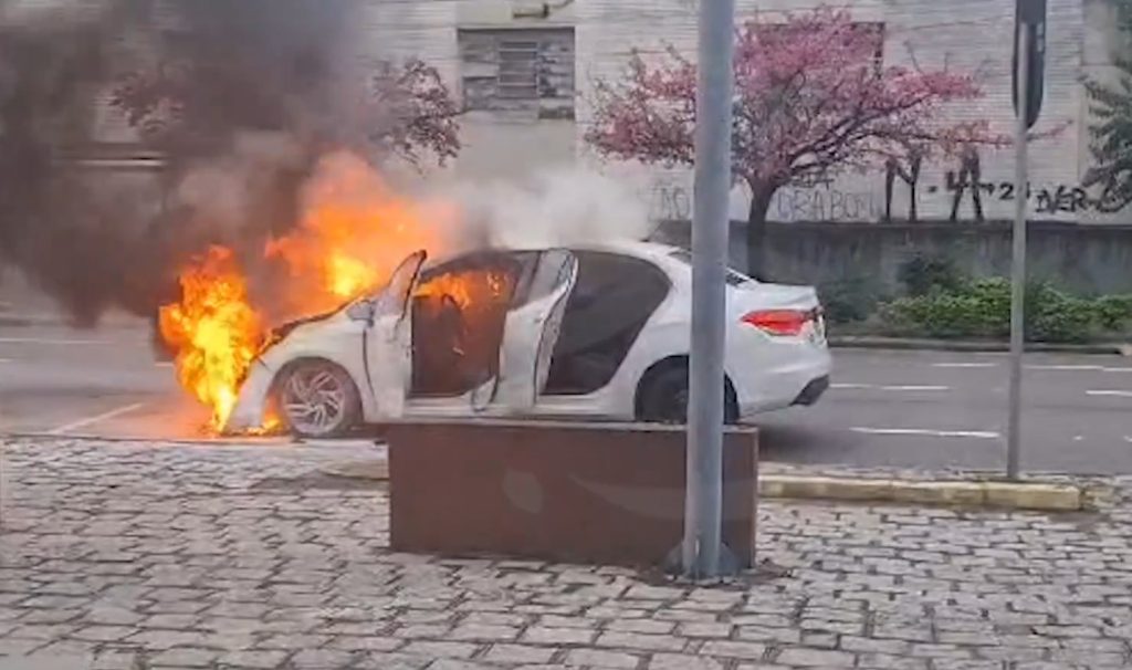 Carro pega fogo em avenida movimentada logo após ser abastecido; veja vídeo!