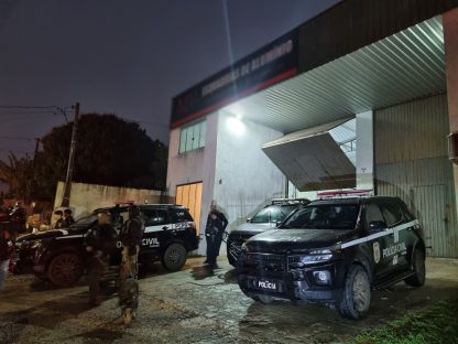 Imagem referente a Após apreensão de caminhão com maconha, polícia encontra depósito de drogas na Rua Altemar Dutra