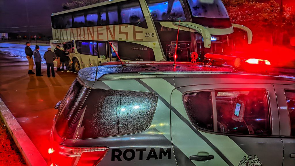 Operação Vida, Cidade Segura: Polícia faz abordagem a ônibus na Avenida Tancredo Neves